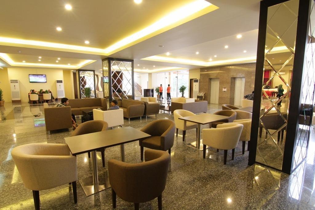 Grand Asia Hotel Makassar Exteriör bild