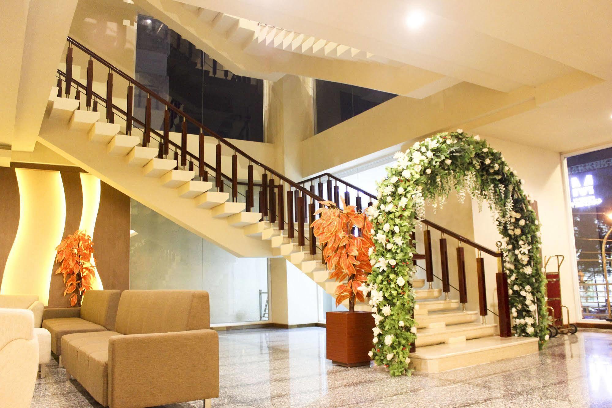 Grand Asia Hotel Makassar Exteriör bild